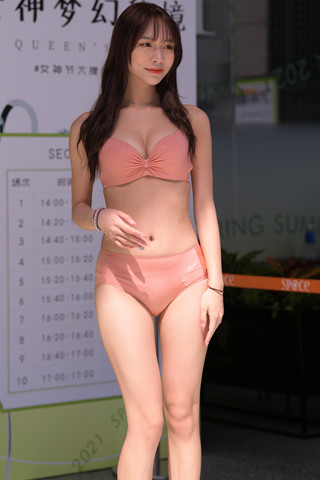 清纯中带着些许性感的内衣模特