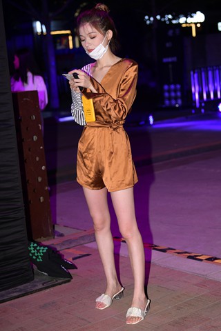 街拍时尚白皙美腿mm