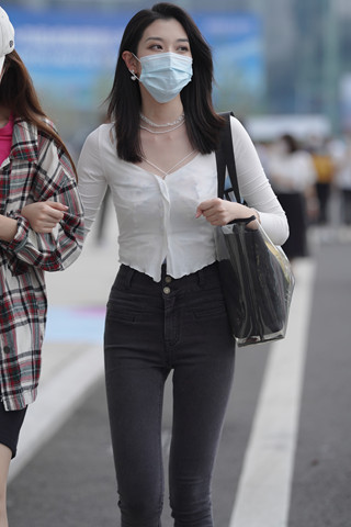 黑色牛仔裤小姐姐