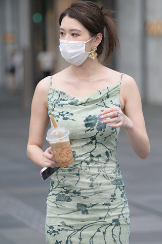 街拍吊带裙轻熟气质朲槭