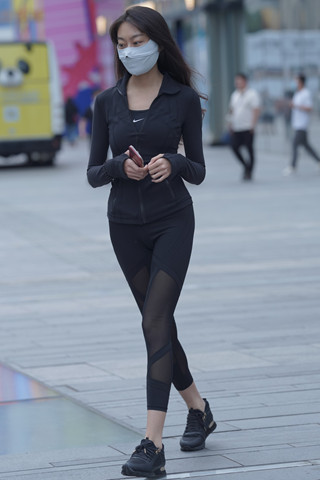 街拍黑色热裤美眉