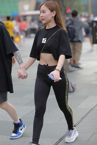 黑衣黑色紧身裤小姐姐