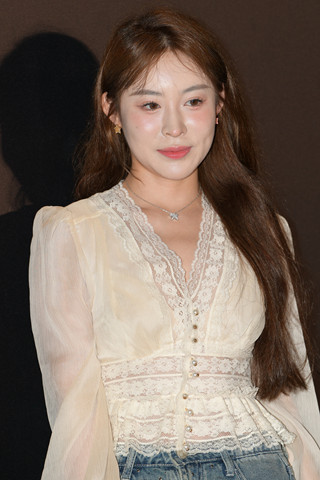 甜美酒窝，牛仔裙美女