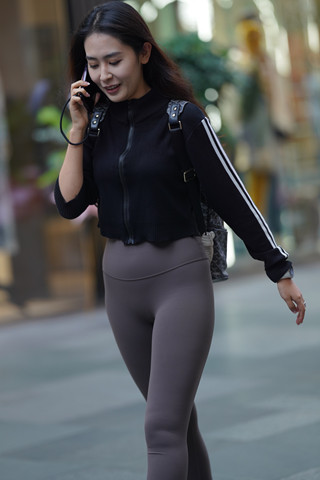 接打电话的紧身裤美眉