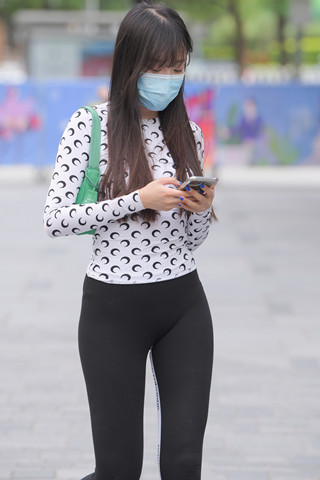 肉肉的紧身打底裤小姐姐