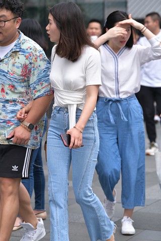 街拍魅力的白T恤牛仔裤美姐