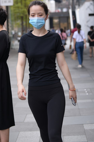 街拍黑色紧身朲槭