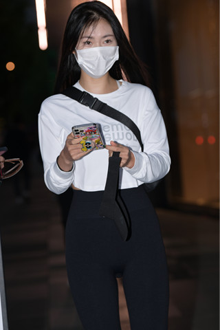 黑色紧身裤小姐姐眼神清澈