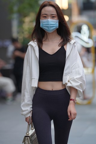 黑色紧身裤美眉