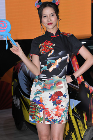 古风裙车模小姐姐