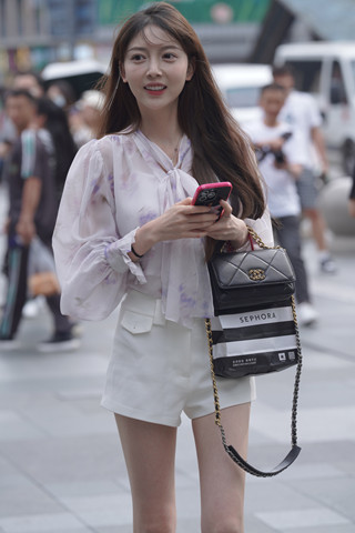 搭讪甜美美腿高跟小姐姐