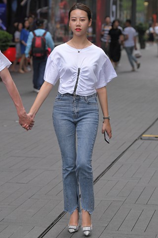 街拍蓝色牛仔高跟美眉
