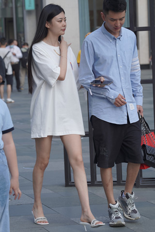 消失的下装，苗条小姐姐