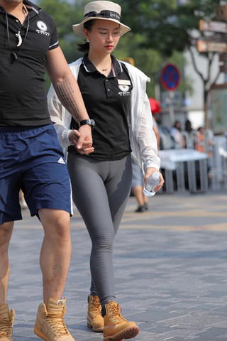 难得一遇，交了老外男友的紧身裤美眉