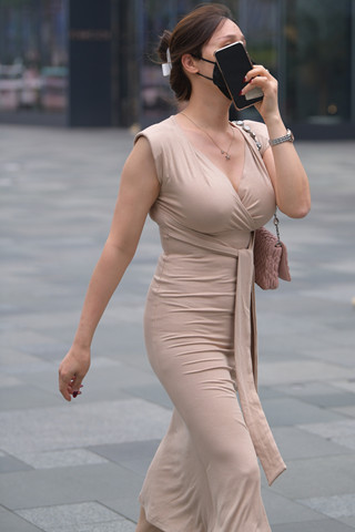 街拍丰满的深V裙性感美女