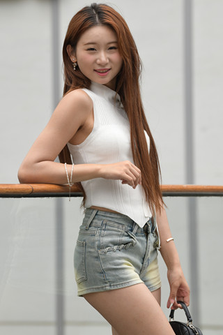 搭讪热裤美腿小姐姐