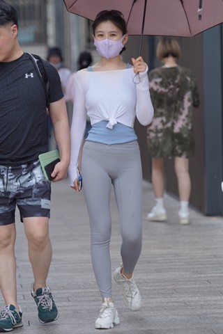 街拍灰色紧身裤美眉