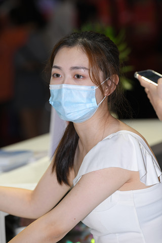 前台咨客柜姐玩起了挑鞋