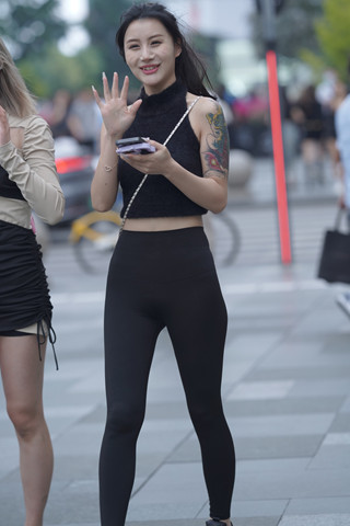 黑色紧身裤美眉