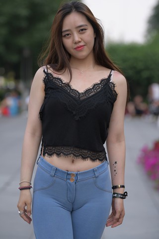 超级紧致的蓝色牛仔